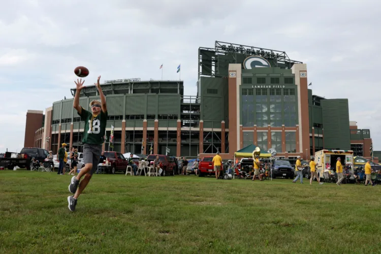 Lambeau Field to host college hockey event